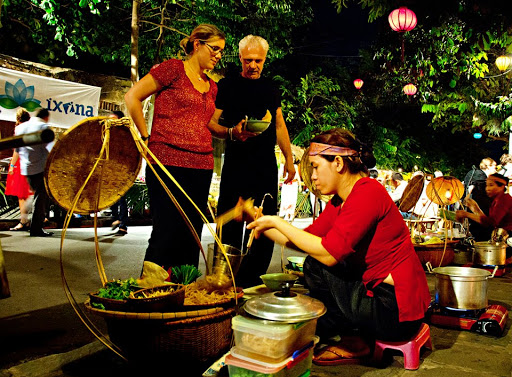 Ẩm thực đường phố Việt Nam thu hút thực khách